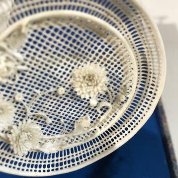 Oud Chinees wit porselein met netachtige structuur,