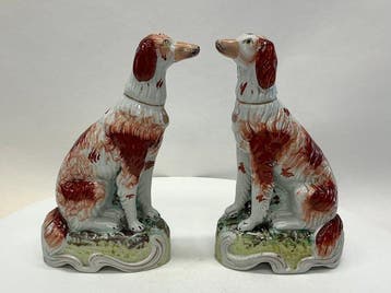 Paar Staffordshire Greyhound (Windhond) mantelbeelden –