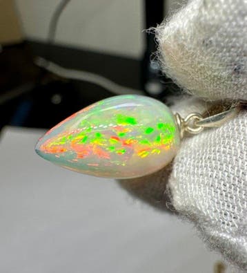 Opale Pendentif - Hauteur : 24 mm - Largeur : 9.5 mm- 0.81 g