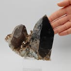 Gros quartz fumé foncé avec mica muscovite, Pakistan