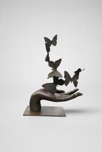 Antoinette - sculptuur, Hand met opstijgende vlinders - 36