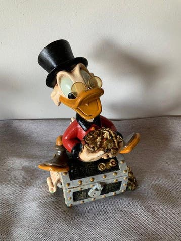 Disney - Uncle Scrooge sitting on a Treasure Box 28 cm, Nieuw