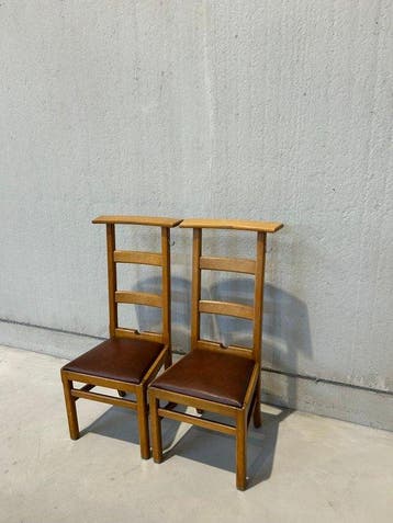 Stoel - hard hout - Set van twee vintage kerkstoelen