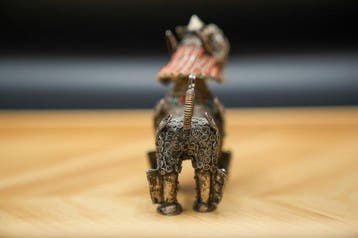 sculptuur, Silberne dekorierte Skulptur – Schneeleopard
