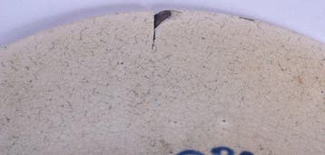 Een Chinese aardewerken blauwe emaille ronde kom uit de