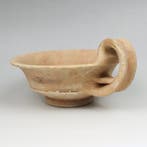 Etruscan Aardewerk Een kom met één oor en sporen van, Verzamelen