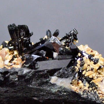 aegirien Kristallen op matrix - Hoogte: 2.5 cm - Breedte: 6
