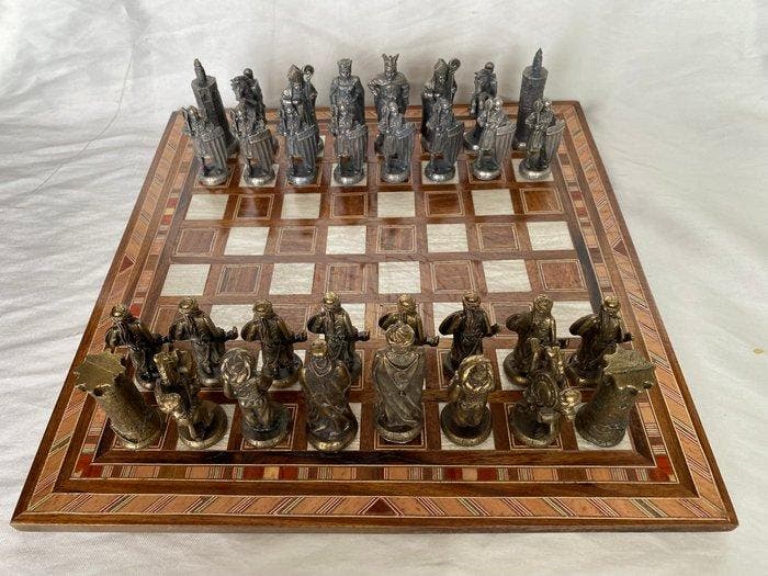 Schaakspel - Bronzenfiguren van bronzenlegering en een, Antiek en Kunst, Curiosa en Brocante