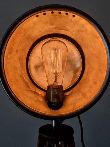 Besnard, Paris 1910 - Lampadaire trépied - Laiton doré,