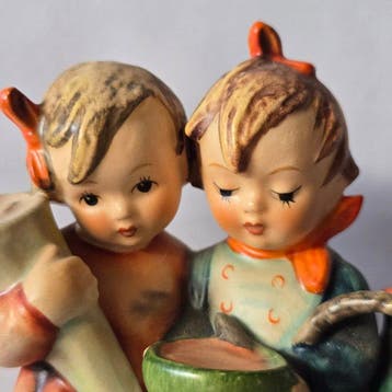 Goebel - Figurine - Hummel #52/0 - Going to Grandmas - TMK3