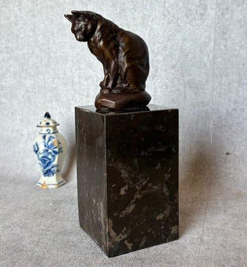 Beeld, Naar Carvin: Zittende Kat - 21.5 cm - Brons, Marmer