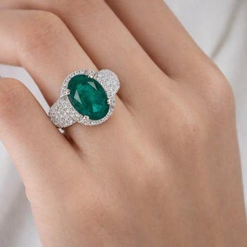 Ring - 18 karaat Witgoud - 6.30ct. tw. Smaragd - Diamant -, Nieuw