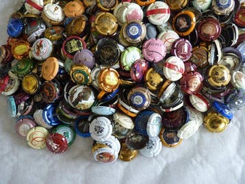 Collection thématique - 700 capsules de champagne. -