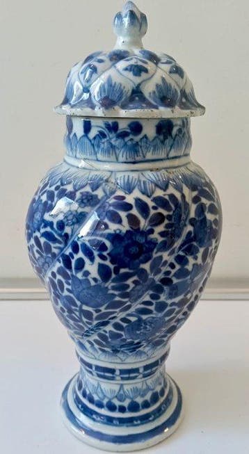 Blauw en wit spiraalgekerfde vazen - China - Keramiek -