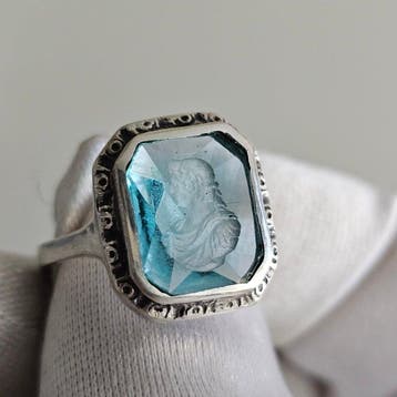 Zilver, Aqua blauw glas replica van het portret van een