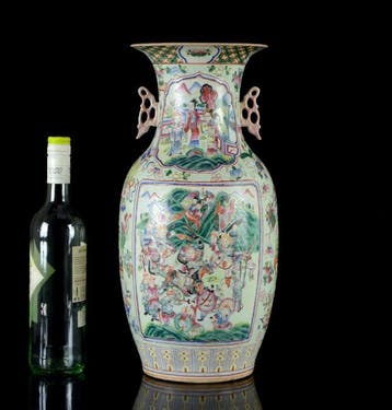Een grote Chinese vaas in famille rose en goud, met een