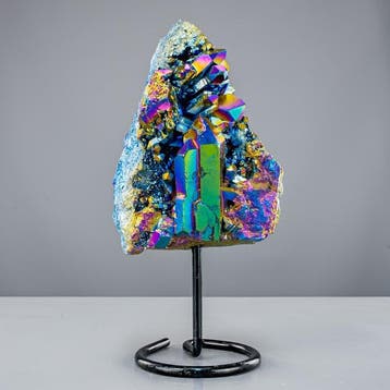Regenbogen der Energie – Aura Amethyst op standaard. Uniek-, Verzamelen, Mineralen en Fossielen