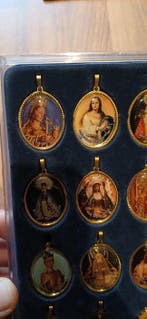 Themacollectie - Doos met 30 medailles van Toewijding aan de