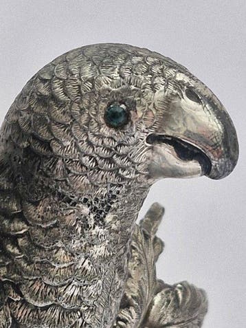 Parrot perched on branch - Vaas - Verzilverd - Laatste