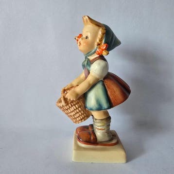 Goebel - Figurine - Hummel #73 - Little Helper - TMK3 -