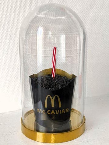 XTC Artist - Mc Caviar Noir paille rouge socle doré, Antiek en Kunst