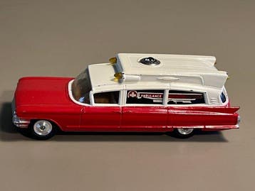 Corgi Toys 1:43 - Modelauto - Superior Ambulance on Cadillac, Nieuw