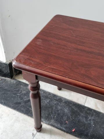 Klassischer Beistelltisch – Mahagoni-Optik – Gedrechselte
