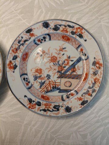 2 Chinees imari borden - Porselein - China - Kangxi, Antiek en Kunst