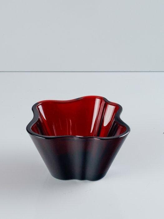 Iittala - Alvar Aalto - Vaas - Aalto 75mm - Cranberry - Glas, Antiek en Kunst, Antiek | Meubels | Stoelen en Sofa's