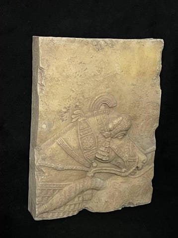 Beeldje - Ancient Treasures Neo-Assyrian Royal War Horse
