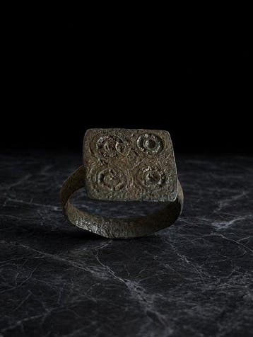 Middeleeuws Brons Ring met ring- en stipdecoratie 12e tot, Antiek en Kunst