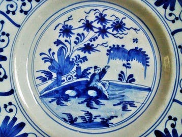 Bord - Zwaaiend Chinees figuur in landschap - Delfts blauw,
