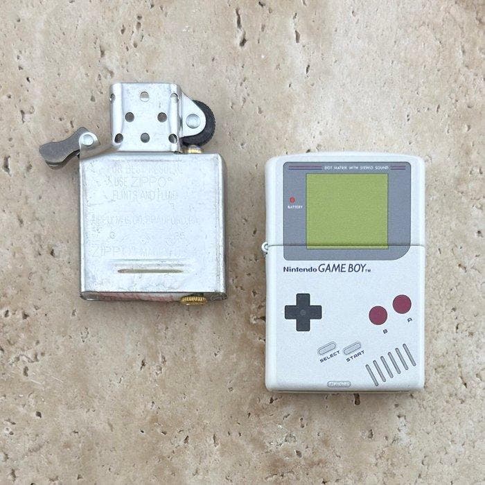Zippo - Game Boy Inspired Design – Retro Gaming Collectible, Verzamelen, Rookartikelen, Aanstekers en Luciferdoosjes