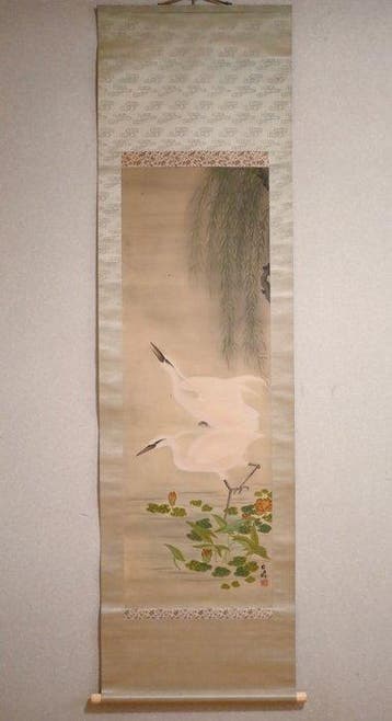 Japanse hangende rol met paar witte reigers onder een wilg -