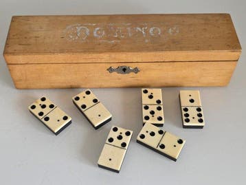 Antyczna gra, domino z „kamieniami” wykonanymi z koci i