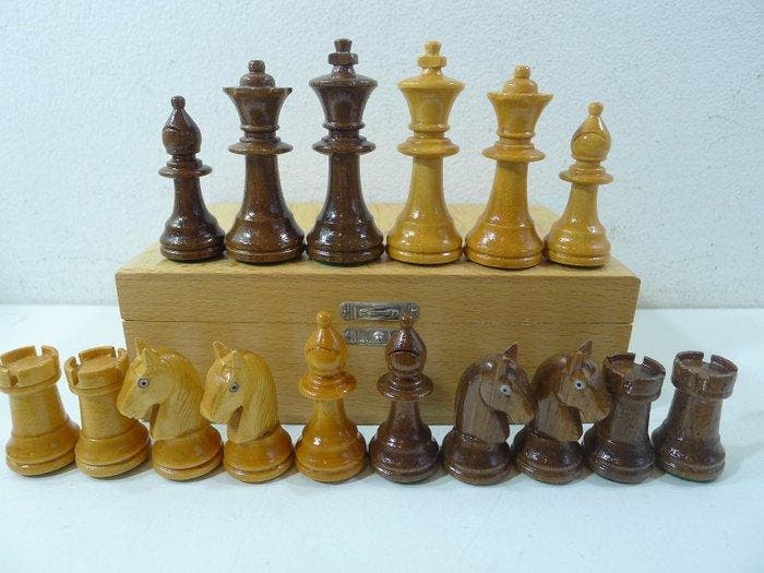 jeu déchecs en bois avec cavaliers yeux de verre échiquier, Antiek en Kunst, Curiosa en Brocante