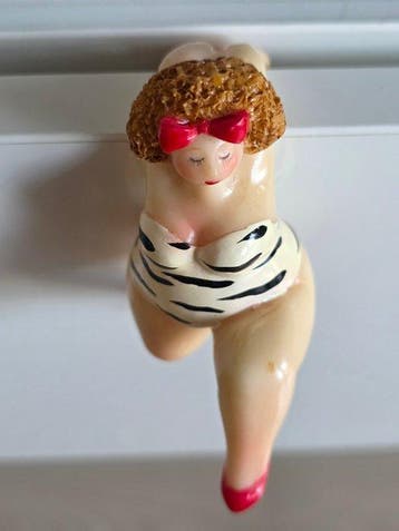 Figurka vintage PIN-UP – zalotna kpica si dama –