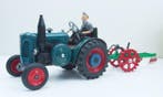 Kovap - Tinnen wind-up Lanz Bulldog 4016 tractor en ploeg -, Antiek en Kunst