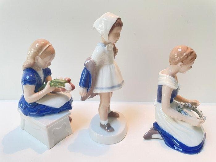 Bing & Grondahl - Figuur - Three porcelain girl figurines, Antiek en Kunst, Antiek | Glaswerk en Kristal