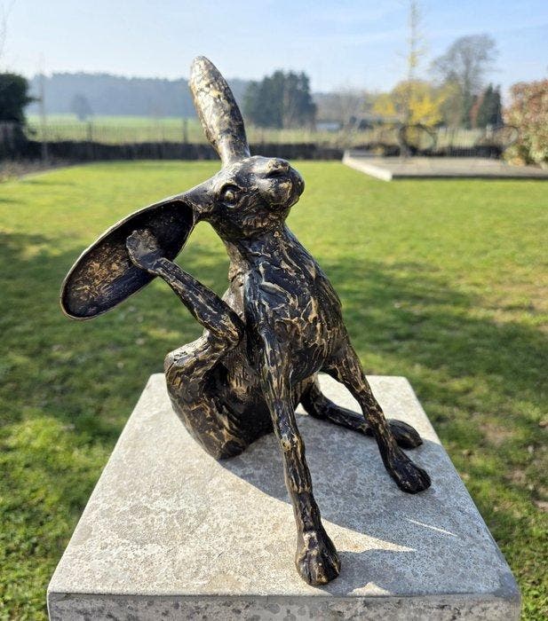 Beeldje - Hare scratiching ear - Brons, Antiquités & Art, Curiosités & Brocante