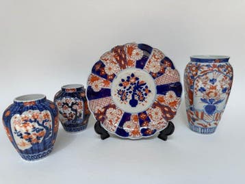 Bord (4) - Porselein - Imari, Meiji-periode