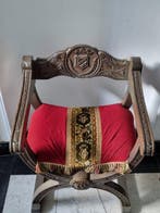 Scherenstuhl – Wappen- und Blütenschnitzerei – Samtpolster -, Antiek en Kunst