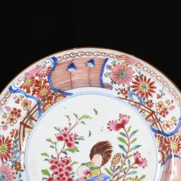 Bord - Assiette aux émaux de la Famille Rose à décor central