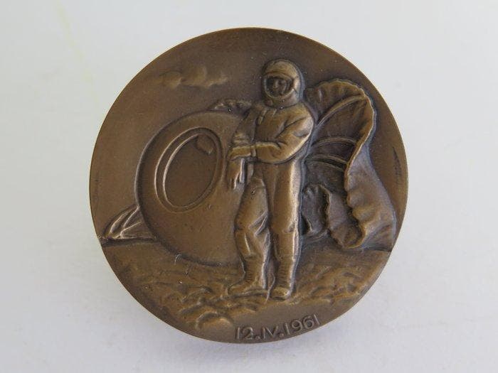 Sovjet-ruimtevaarder Yuri Gagarin 1962 bronzen en, Antiek en Kunst, Antiek | Wandborden en Tegels
