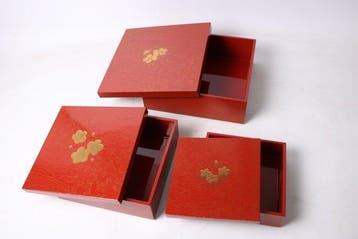 Doos (3) - Hout - Rode lak met goud maki-e
