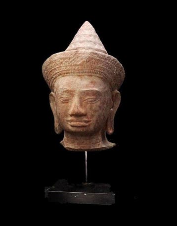 Oud-Khmer - Grote kop van een goddelijke figuur in zandsteen