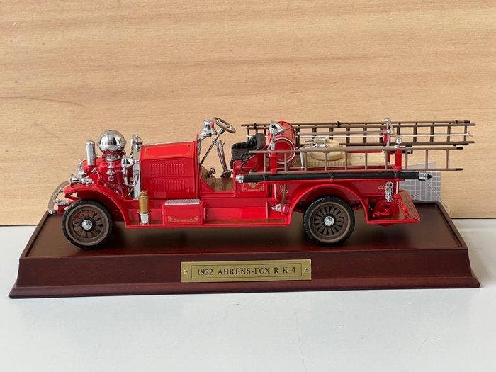 Franklin Mint 1:32 - Model vrachtwagen - Ahrens Fox, Hobby en Vrije tijd, Modelauto's | 1:5 tot 1:12