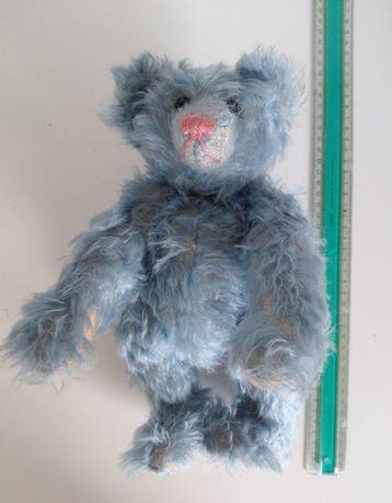 Figure - Blauwe mohair beer met bromstem - mohair