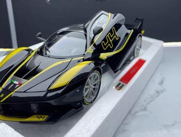 Bburago 1:18 - Modelauto - Ferrari FXX K (#44 Black/Yellow), Nieuw