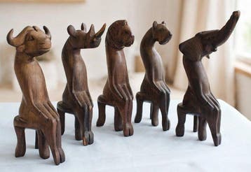 sculptuur, Set of five carved seated animal figures- (5) –, Antiek en Kunst